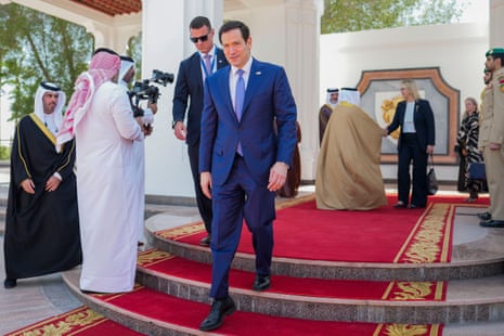 Marco Rubio deixa o Palácio Al-Sakhir no Bahrein após se encontrar com o rei Hamad bin Isa Al Khalifa.
