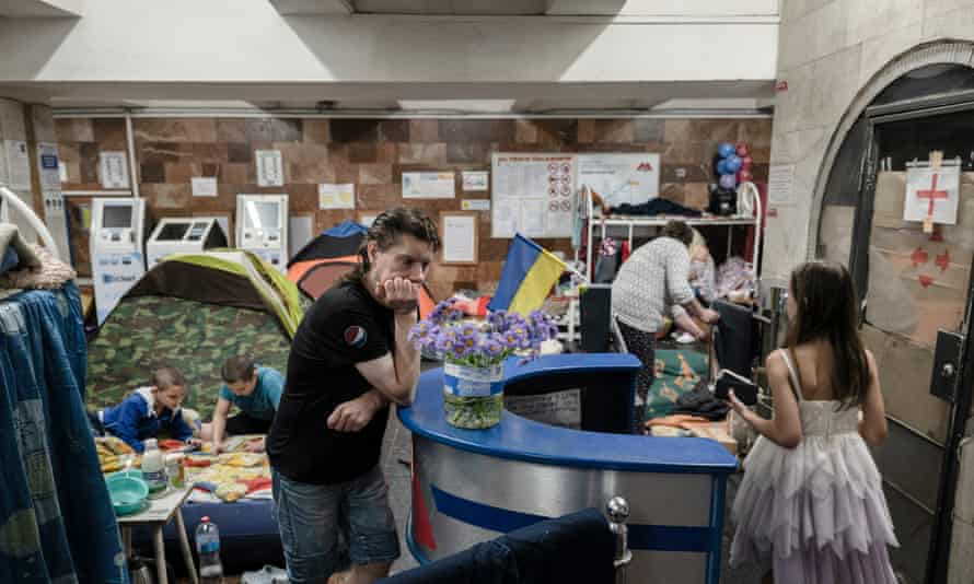 Famílias que vivem na estação Heroiv Pratsi.