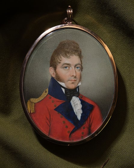 Une aquarelle miniature de subalterne ou capitaine d'un régiment britannique d'infanterie de ligne « royal » par Sarah Biffin (1815 - 1820).
