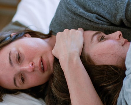 Reinsve and Inga-Ibsdotter-Lilleaas lying down holding each other.