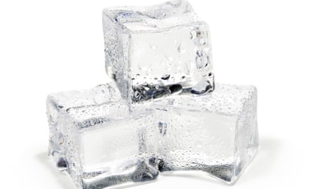 Close up de trois cubes de glace isolé sur fond blanc