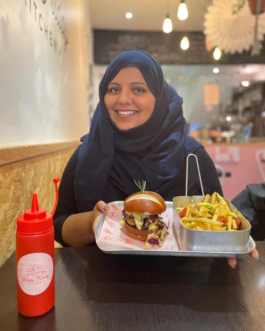 Shaista Aziz à la cuisine végétalienne Happy Friday à Oxford.