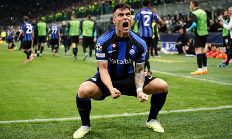 Lautaro Martínez celebrates in front of the home fans