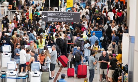 Los pasajeros enfrentan enormes retrasos en el aeropuerto de Atlanta luego de una interrupción global del sistema informático el viernes.