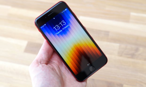 Apple Iphone Se 22 Review Dated Design But Bargain Price Iphone The Guardian Apple Iphone Se 22 Review Dated Design But Bargain Price Iphone The Guardian