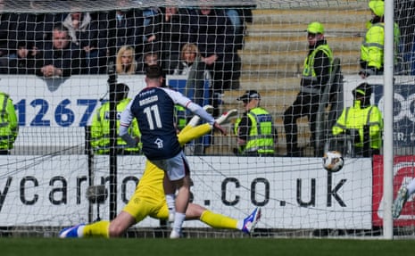 फ़ल्किर्क के बेंजामिन ब्रोगियो ने रेंजर्स के गोलकीपर जैक बटलैंड को छकाया।