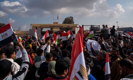 People are waving the Egyptian and Palestinian flags in the Egyptian protests on the Lafa border, which intersect Gaza.