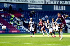 Vardy scores Leicester’s third from the penalty spot.