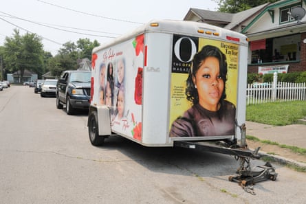 trailer has blown-up version of O magazine cover with taylor on it, with other images of Taylor on the side of the trailer