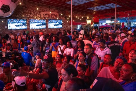 Knicks fans at Harlem Tavern watch Saturday's game.