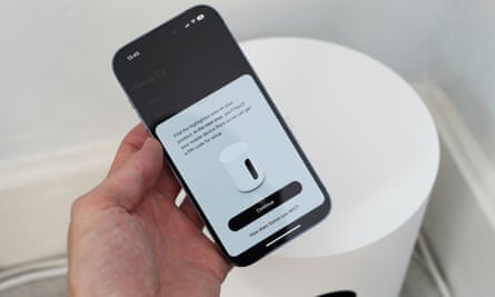 O Sonos Sub Mini sendo configurado com um iPhone.
