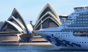 Ruby Princess sai de Sydney Harbour sem passageiros e apenas tripulação a bordo ao passar pela Opera House em 19 de março de 2020.