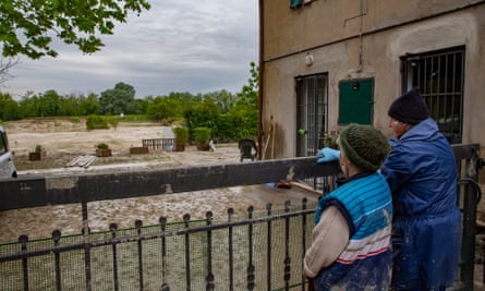 ‘Le strade scompaiono’: l’Italia inizia a ripulire dopo le devastanti inondazioni  Italia