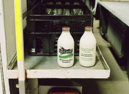 Tenho muitas garrafas: um tour com os últimos leiteiros da Grã-Bretanha 44 Sheldons: two pints of milk by a crate