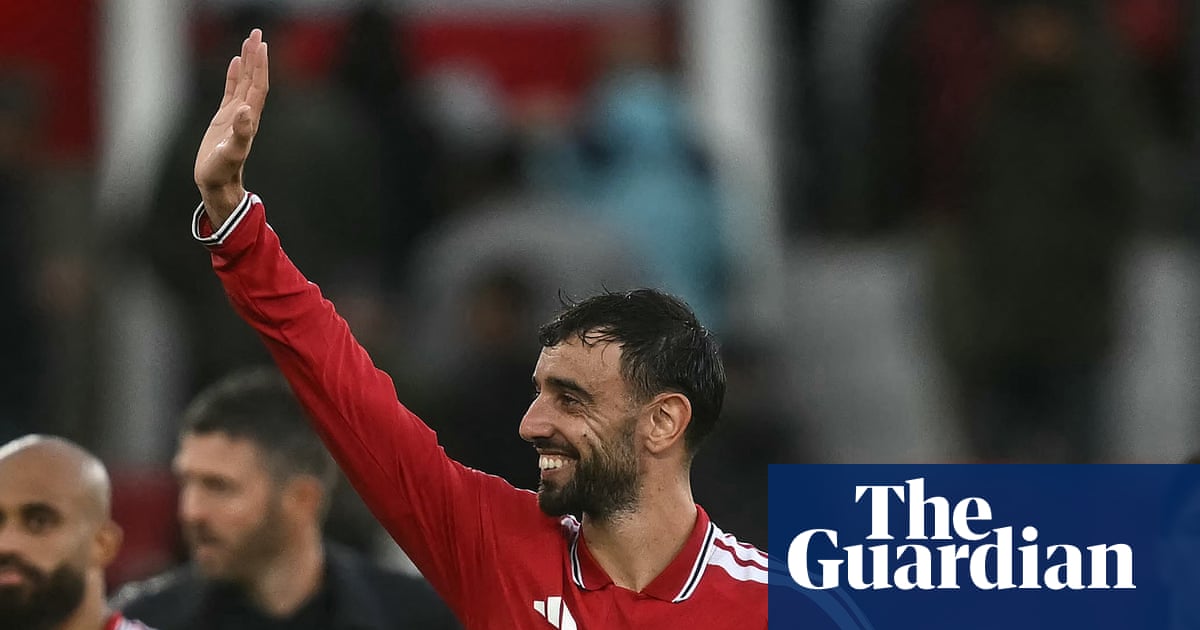 Fernandes fires hat-trick as Manchester United fight back to thrash Ipswich
