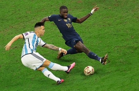 Dayot Upamecano memblokir tembakan Lautaro Martínez saat Prancis kalah di final Piala Dunia oleh Argentina.
