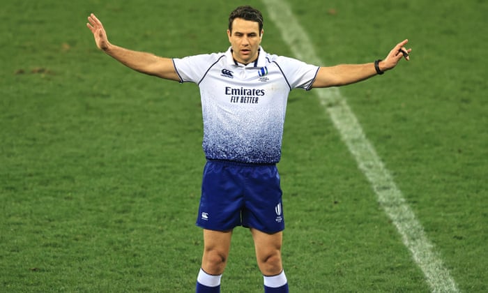 Árbitro Ben O'Keefe.