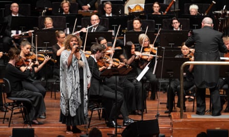 Emma Donovan chantant sur scène devant un orchestre