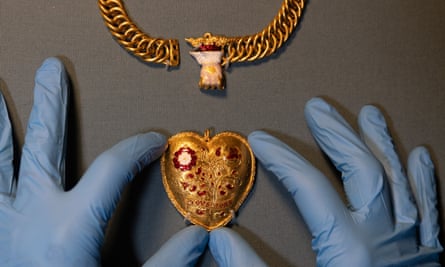 Une chaîne Tudor associée à Henry VIII et Katherine d'Aragon trouvée dans le Warwickshire par Charlie Clarke lors de la détection de métaux.