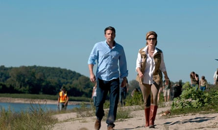 Ben Affleck as Nick Dunne with Lisa Banes as Marybeth Elliot in Gone Girl (2014).