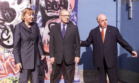 Angela Merkel, Jacques Delors and Helmut Kohl in front of a piece of the Berlin Wall, 2005