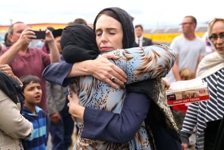 Jacinda Ardern portant un foulard et se serrant dans ses bras
