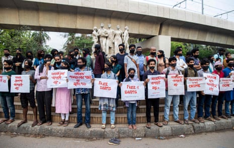 University students in Dhaka hold placards demanding the release of journalist Shamsuzzaman Shams, who has been charged after an article on high food prices went viral.