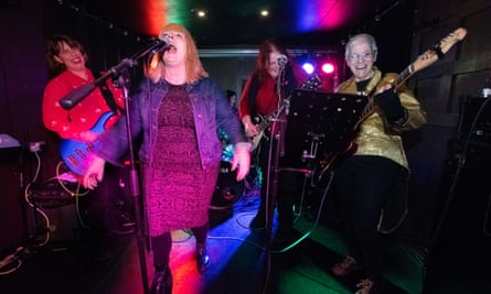 Sur scène… Cathy Loughead au chant avec Velvet Crisis.