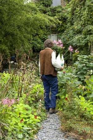 Echando raíces: la transformación de un jardín de la granja 4 Plants to go: Dan with a daylily in his London garden that he then transplanted to Somerset.