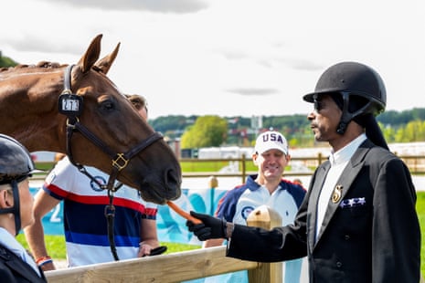 Equestrian - Dressage Team Grand Prix SpecialParis 2024 Olympics - Equestrian - Dressage Team Grand Prix Special - Chateau de Versailles, Versailles, France - August 03, 2024. U.S. rapper Snoop Dogg with a horse. REUTERS/Lukasz Kowalski TPX IMAGES OF THE DAY