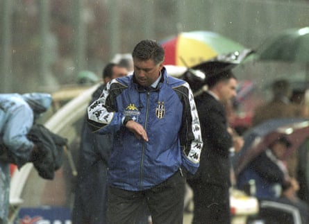 Juventus manager Carlo Ancelotti looks at his watch during Juventus’s defeat at Perugia on the final day of the 1999-2000 season. The result allowed Lazio to pip Juve to the title.