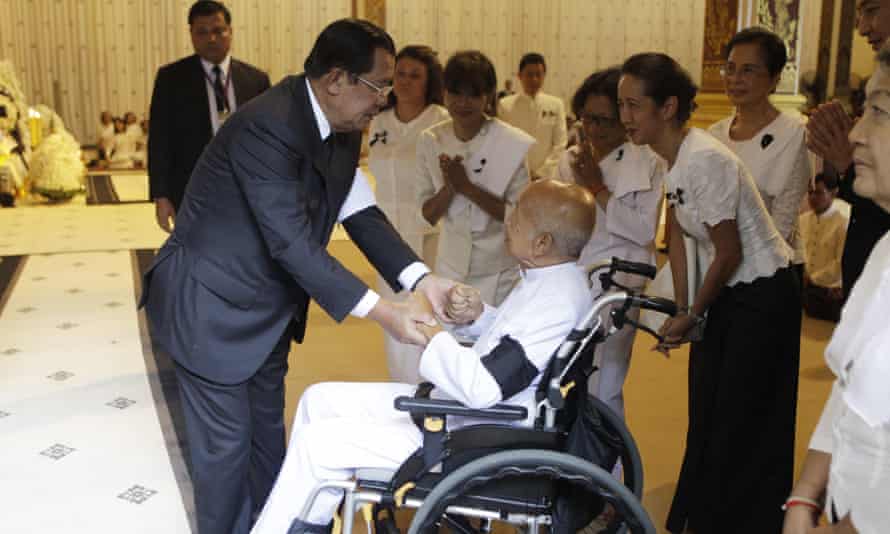 Hun Sen, a la izquierda, saluda al príncipe Norodom Ranariddh en 2019.
