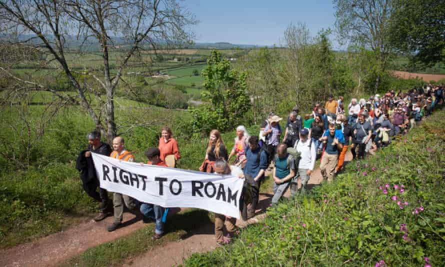 Les manifestants défilant sur les terres du duc de Somerset.