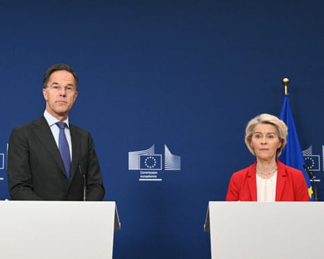 Rutte and von der Leyen talking at podiums