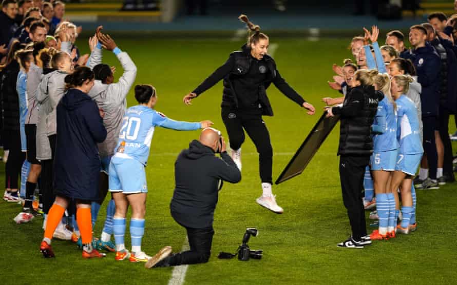 Karen Bardsley és homenatjada pels jugadors, el personal i els aficionats durant una cerimònia després del partit de la WSL a la City Football Academy dimecres