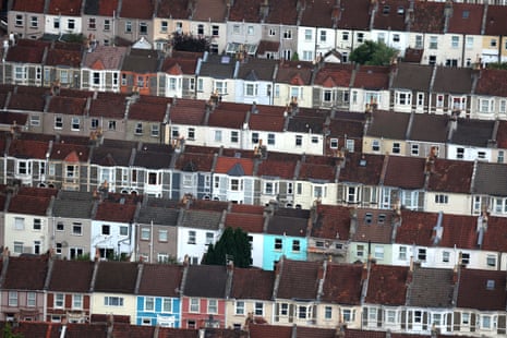 Rows of pesidential properties in Bristol, as average mortgage rates stall.