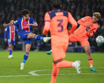 Vitinha scores for PSG.