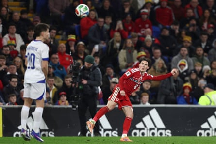 هاري ويلسون من ويلز يسدد بالقدم اليسرى من مسافة بعيدة ضد البوسنة