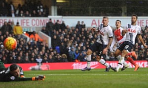 Alexis Sánchez scores Arsenal’s 2nd goal under pressure from Toby Alderweireld and Mousa Dembele.