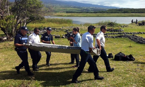 Police lift part of aircraft wing found on island of Réunion