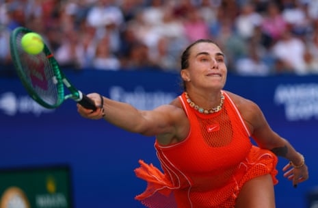 Η Aryna Sabalenka απλώνεται για μια επιστροφή στο forehand.