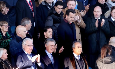 Mikel Arteta goes to take his seat as Carlo Ancelotti stands between Everton’s chairman, Bill Kenwright, and majority owner, Farhad Moshiri