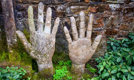 Hands of a Giant sculpture at Las Pozas