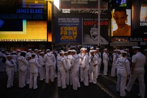 Crowd of sailors