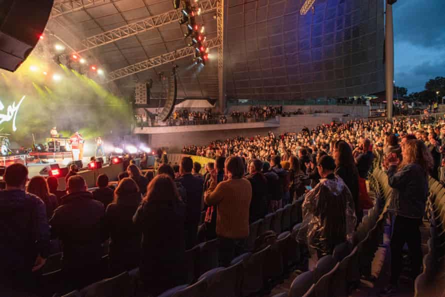 4,000 punters should shoulder to shoulder as live music made a comeback in Melbourne.