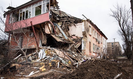 Esta es una casa en Kherson, que fue completamente destruida por una bomba rusa.  Las tropas rusas están atacando la ciudad de Kherson todos los días después de su liberación con el objetivo de destruir la infraestructura y los suministros civiles.  Muchas casas de la ciudad están inhabitables debido a los graves daños.
