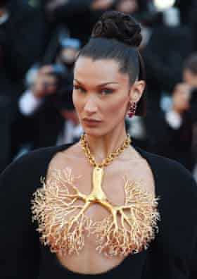 Bella Hadid luciendo sus 'pulmones' dorados de Schiaparelli en Cannes.