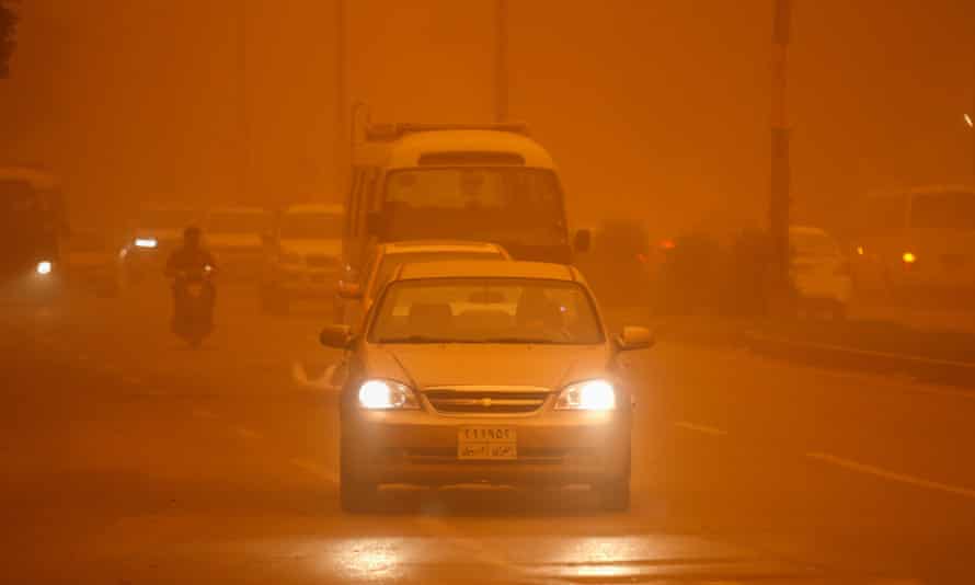 I conducenti hanno acceso i fari a causa della scarsa visibilità durante il temporale a Baghdad.