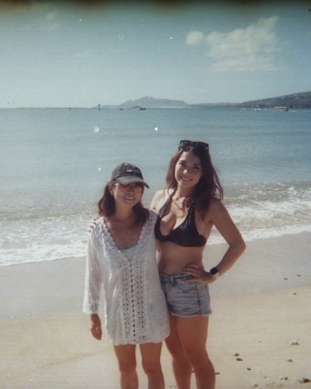 Erin Niimi Longhurst bersama ibunya di Hawaii.