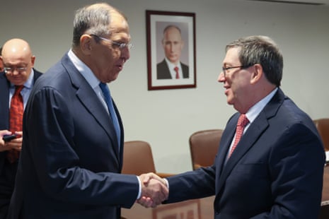 Sergei Lavrov and Bruno Eduardo Rodríguez shaking hands.